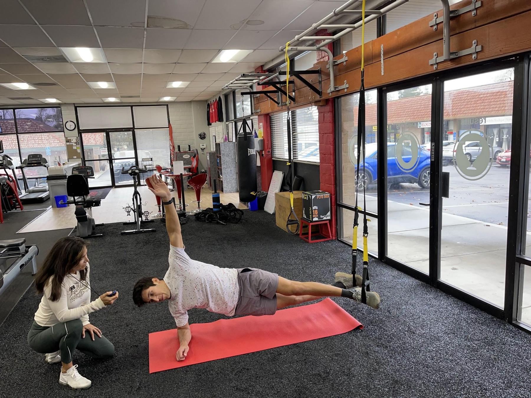 Fabien doing a side plank during training session